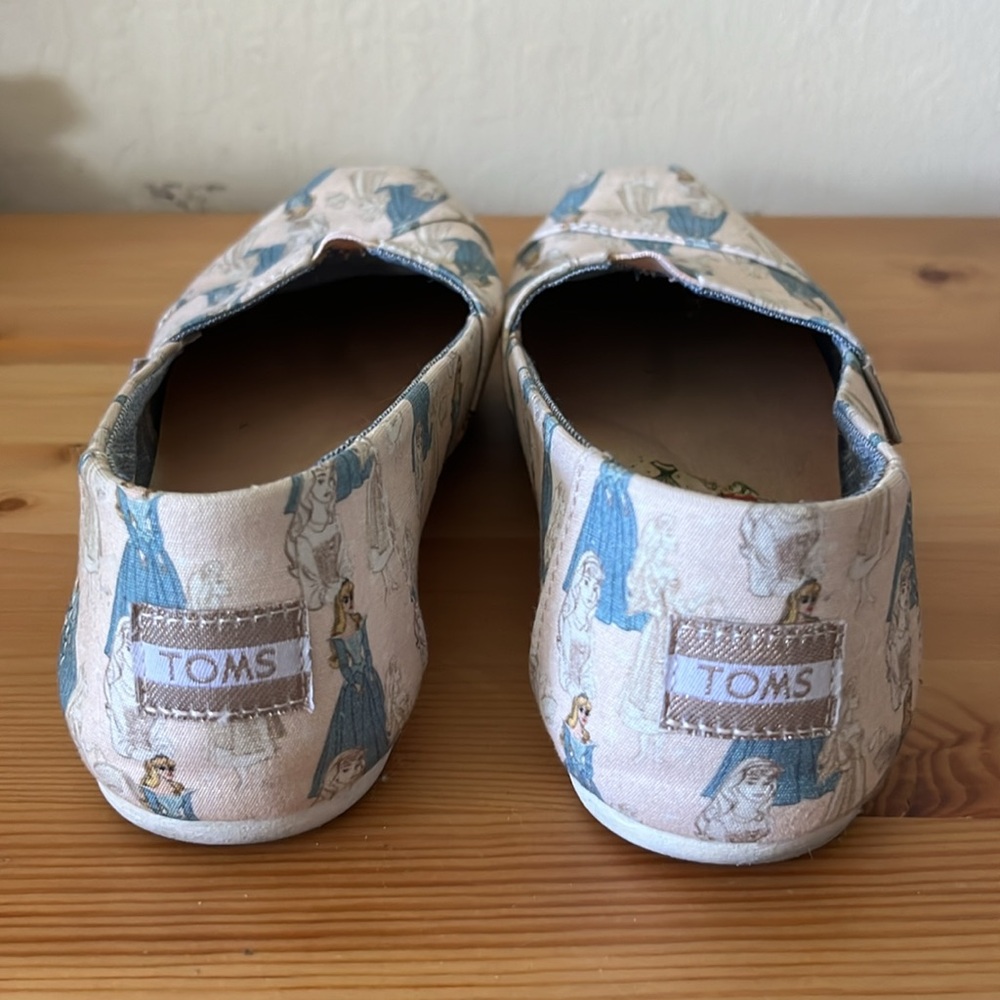 Sleeping Beauty Disney x TOMS alpagartas in pale pink and blue 7.5 - Picture 3 of 6
